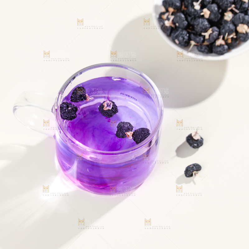 杯子里装着黑枸杞茶
