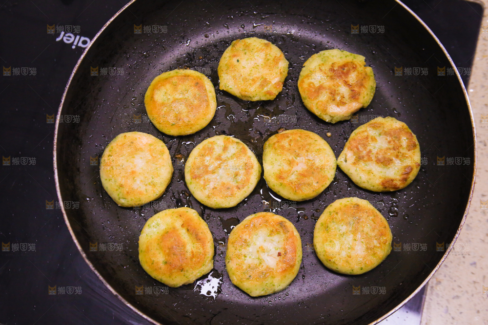 锅里的海苔鲜虾饼