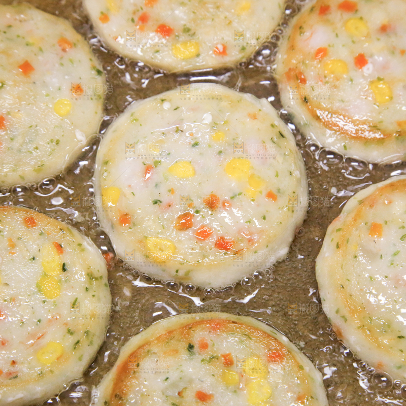 锅里的果蔬鲜虾饼