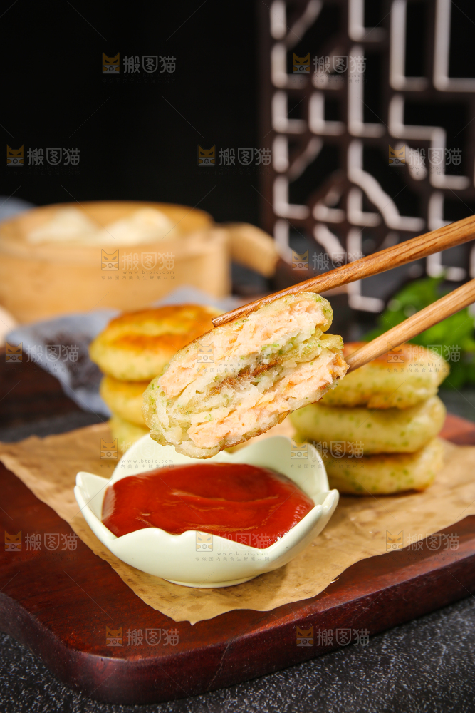 深底上的海苔鲜虾饼