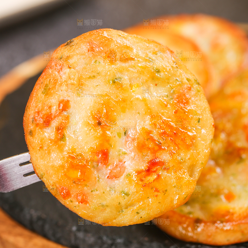 深底上的果蔬鲜虾饼