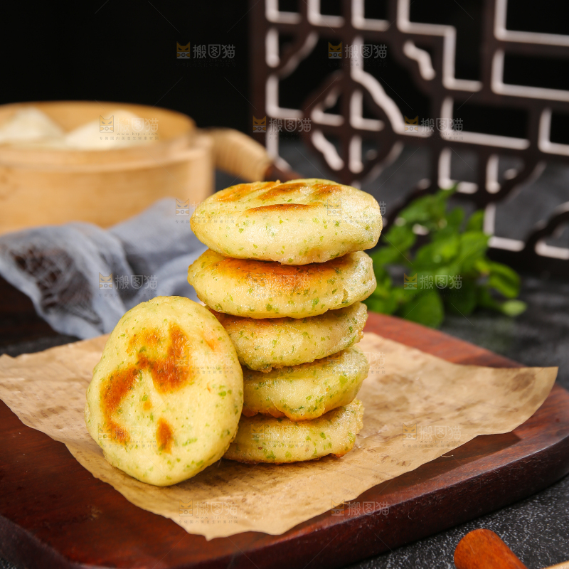 深底上的海苔鲜虾饼