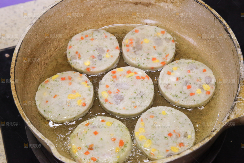 锅里的果蔬鲜虾饼