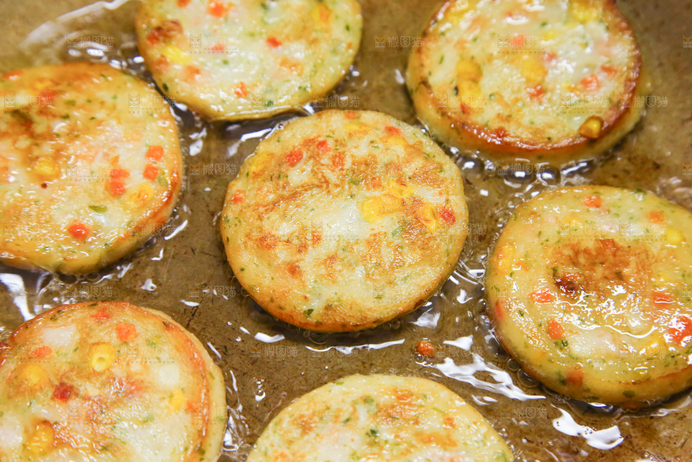 锅里的果蔬鲜虾饼