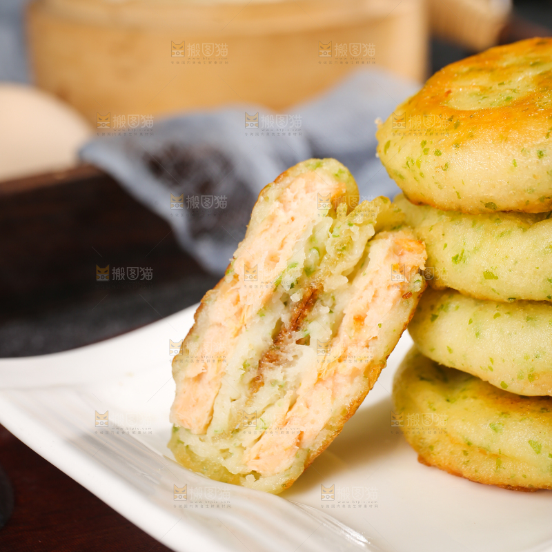 深底上的海苔鲜虾饼
