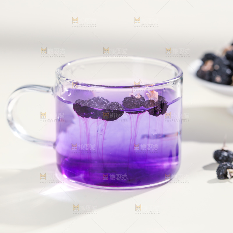杯子里装着黑枸杞茶