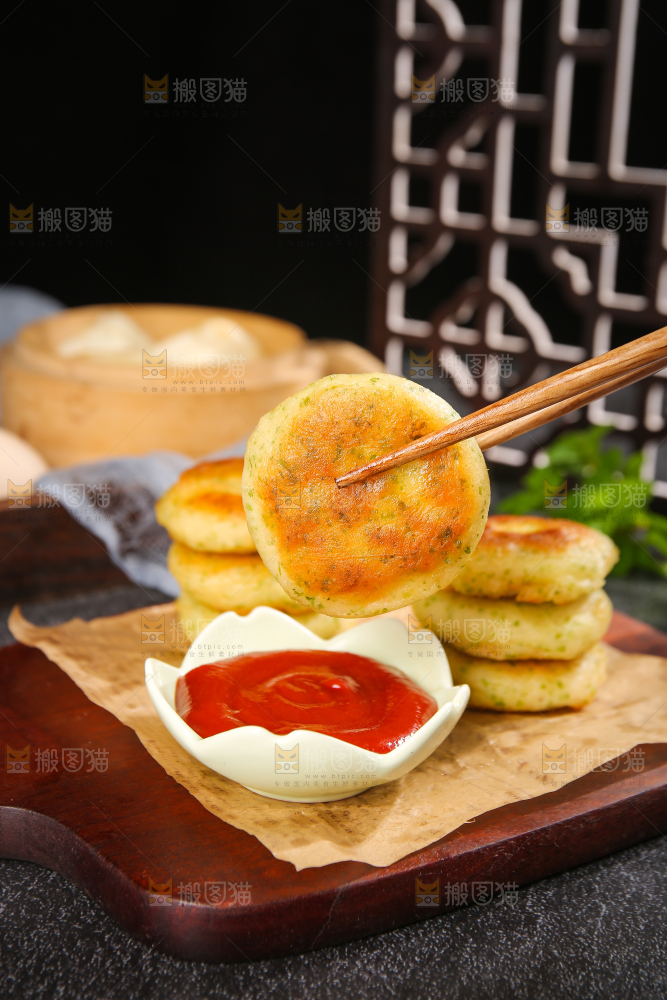 深底上的海苔鲜虾饼