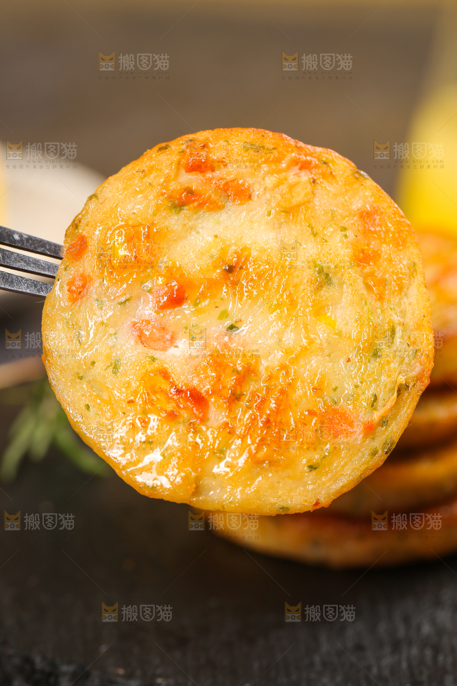深底上的果蔬鲜虾饼