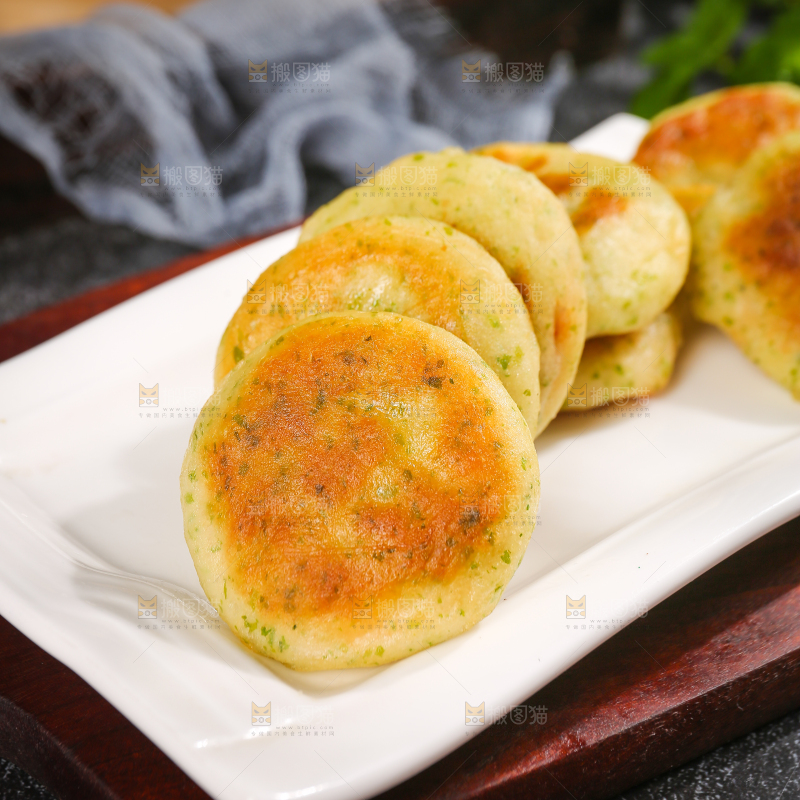 深底上的海苔鲜虾饼