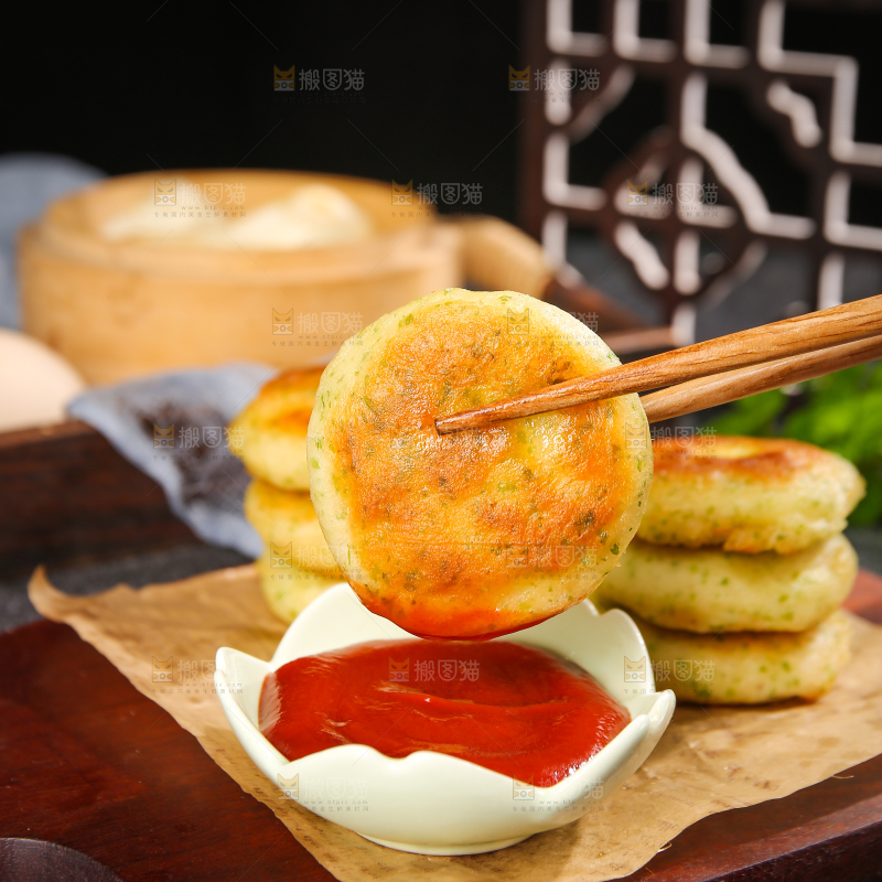 深底上的海苔鲜虾饼