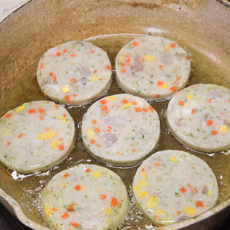 锅里的果蔬鲜虾饼