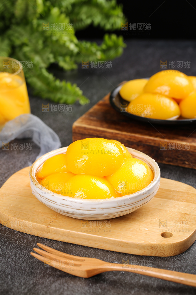 深底上的黄桃罐头