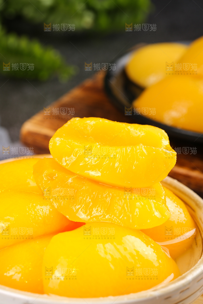 深底上的黄桃罐头