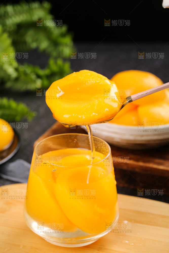 深底上的黄桃罐头
