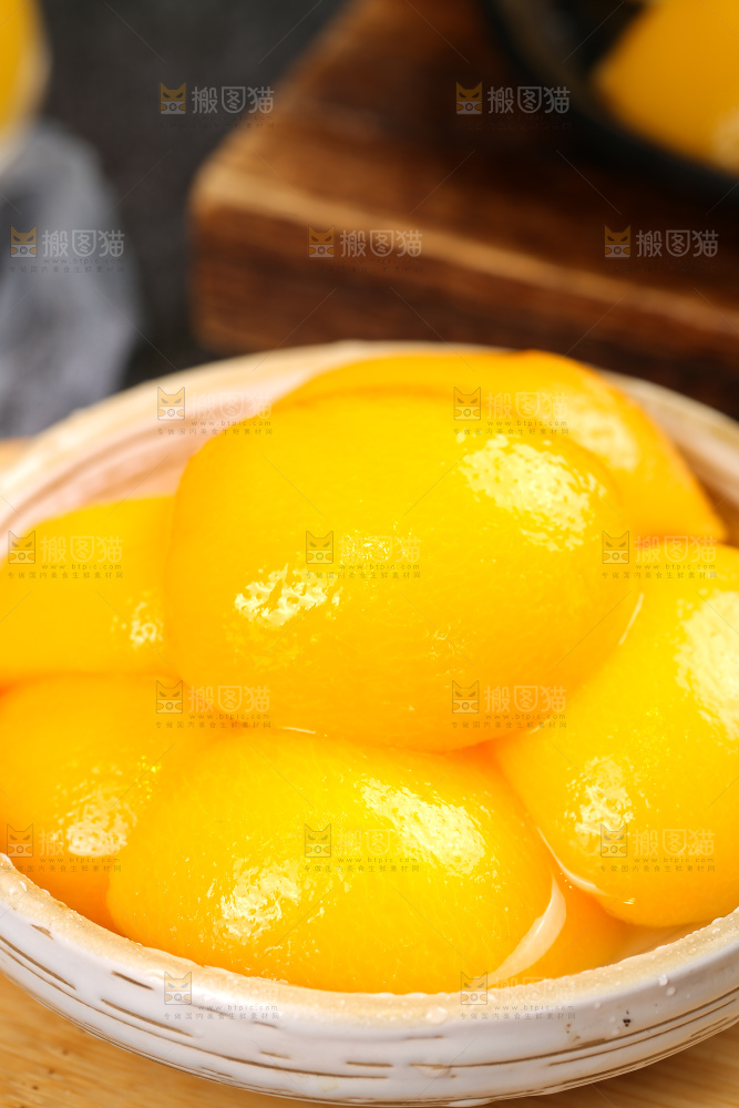 深底上的黄桃罐头