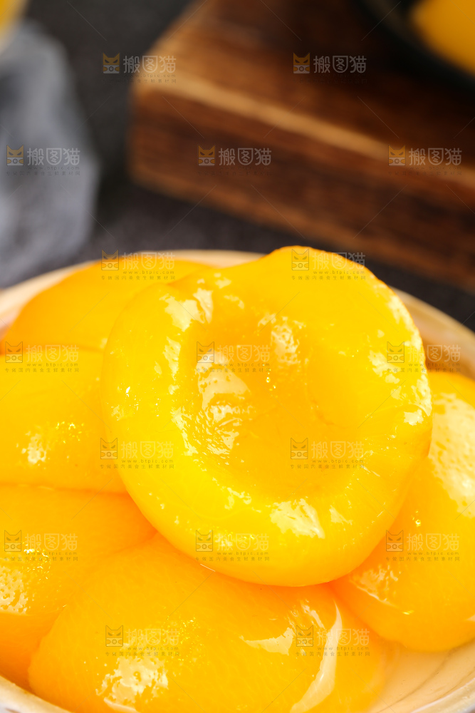 深底上的黄桃罐头