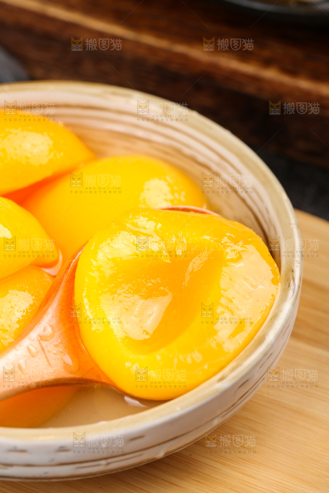 深底上的黄桃罐头