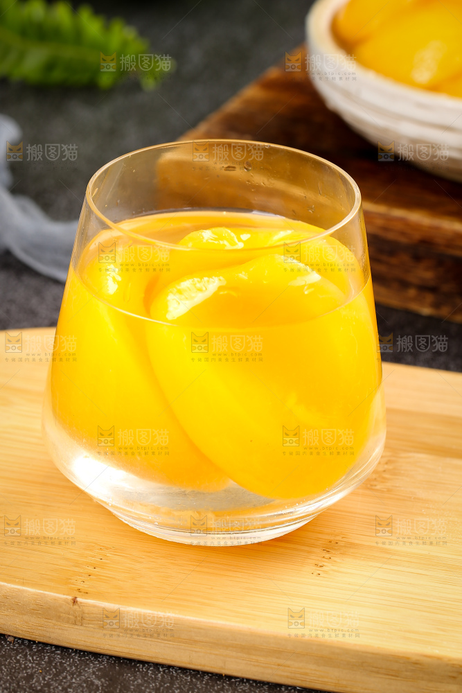 深底上的黄桃罐头