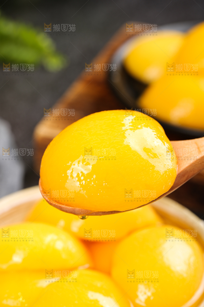 深底上的黄桃罐头