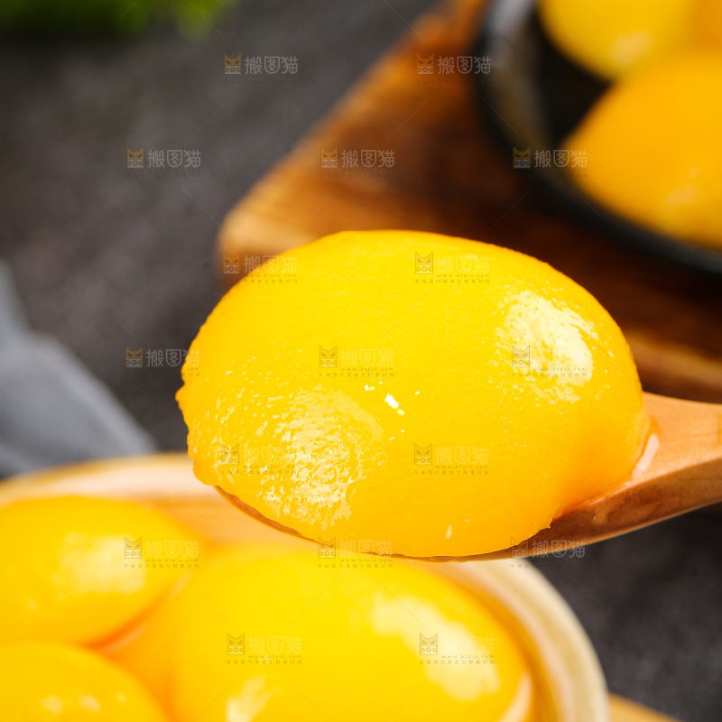 深底上的黄桃罐头