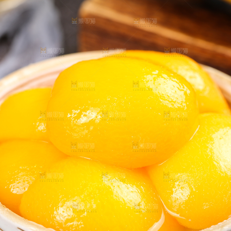 深底上的黄桃罐头
