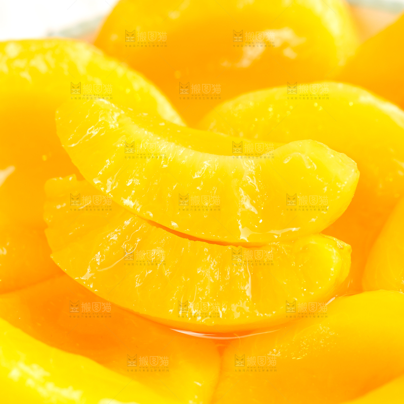 浅底上的黄桃罐头