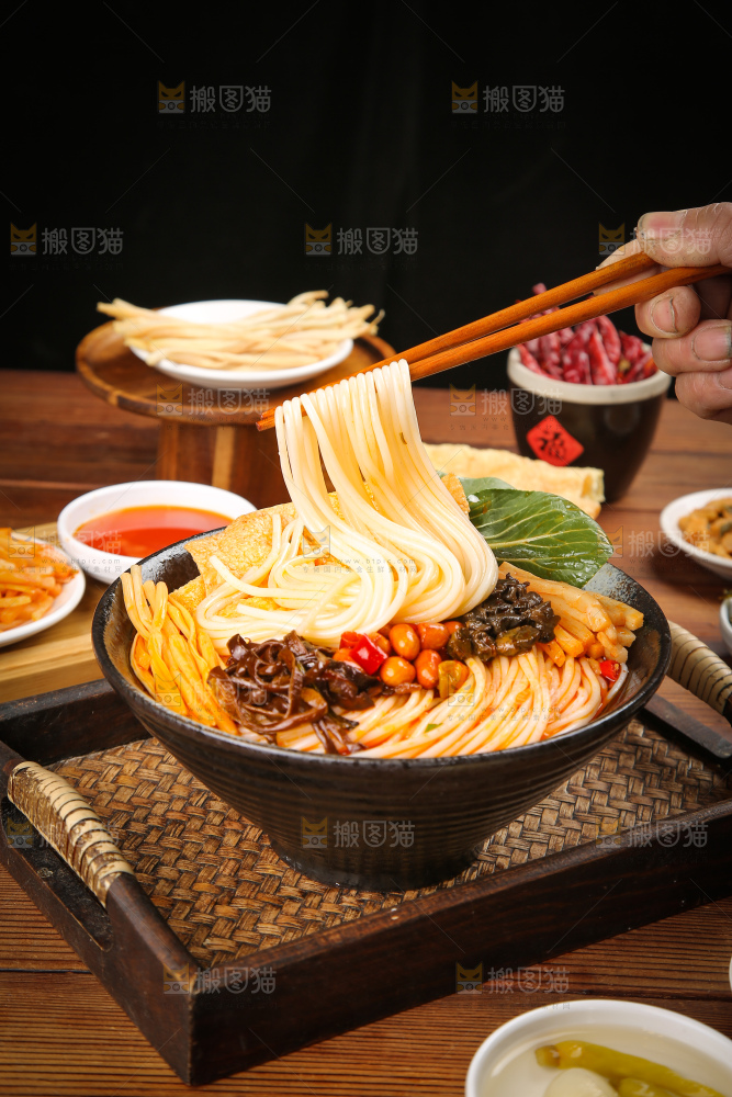 深底上的螺蛳粉