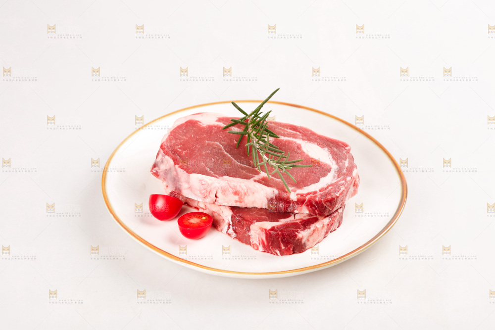 白底上的新鲜牛排
