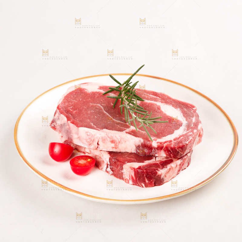 白底上的新鲜牛排