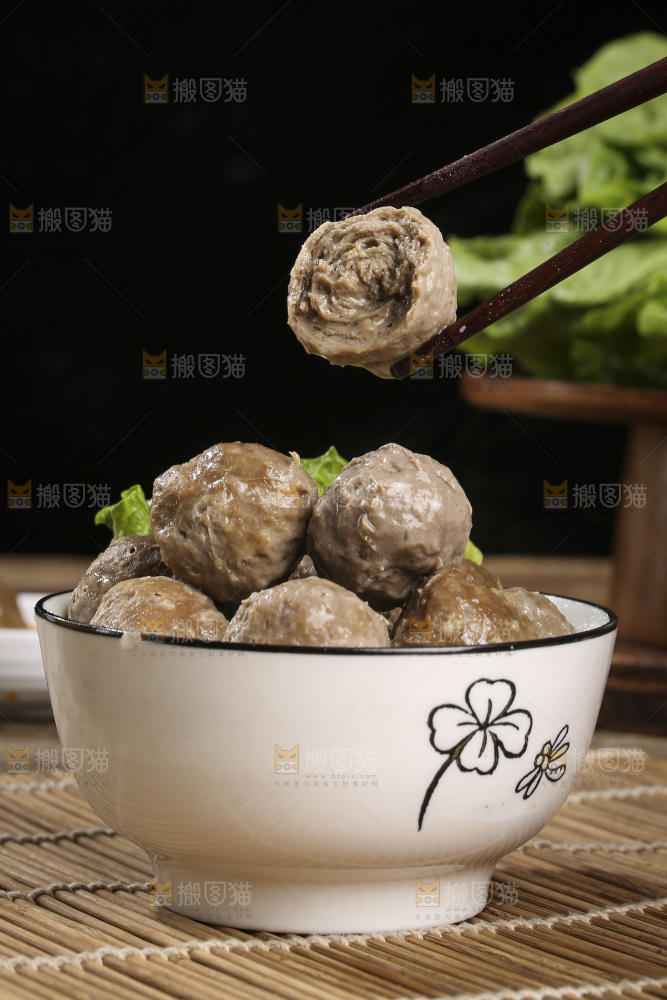 木底上的牛肉丸
