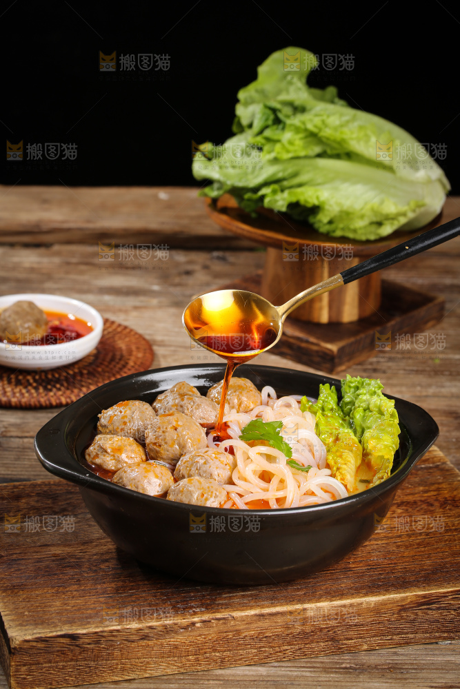 木底上的牛肉丸