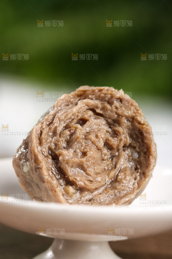 浅底上的牛肉丸
