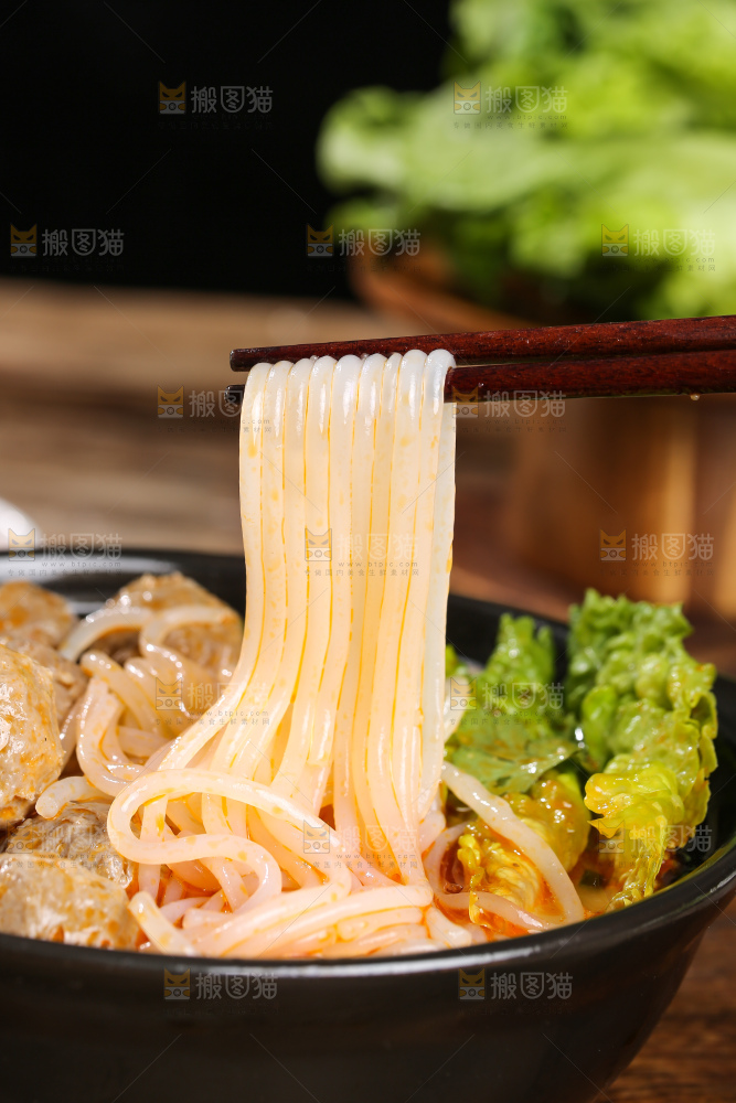 木底上的牛肉丸