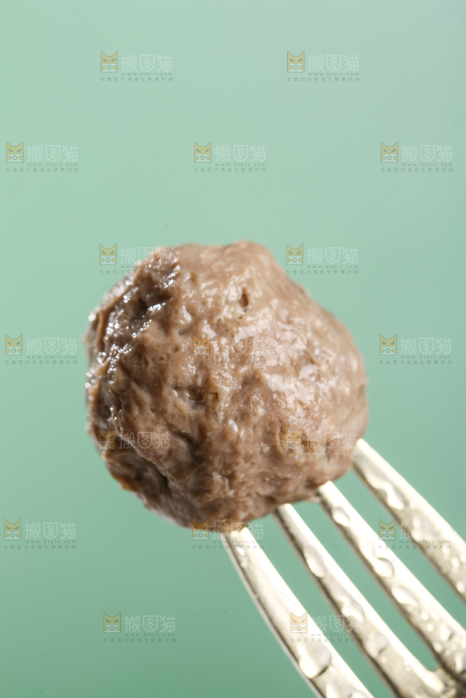 浅底上的牛肉丸