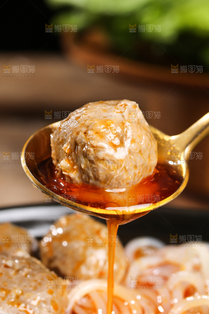 木底上的牛肉丸