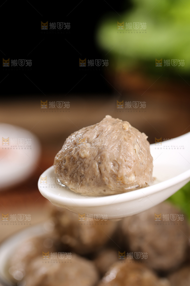 木底上的牛肉丸