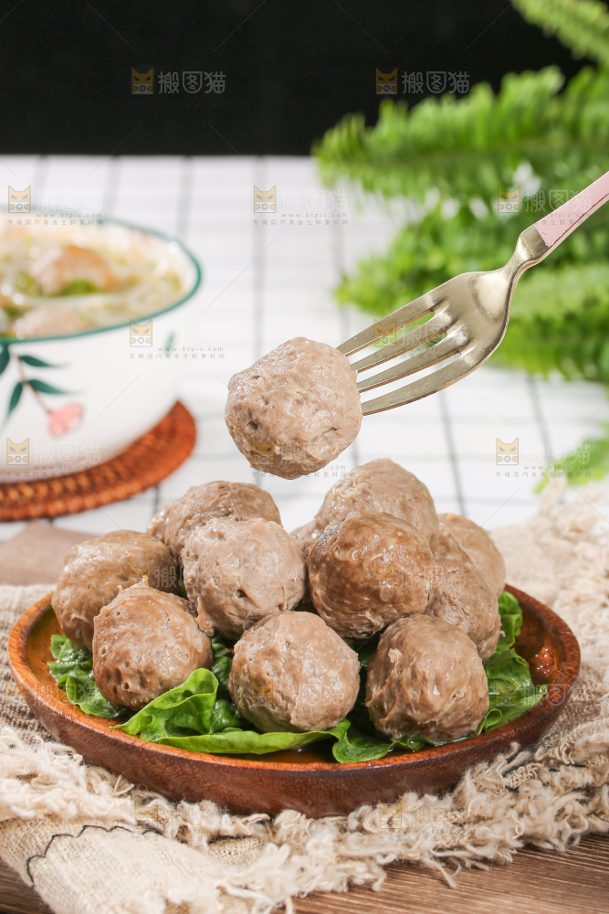 浅底上的牛肉丸
