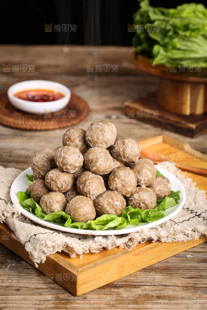 木底上的牛肉丸