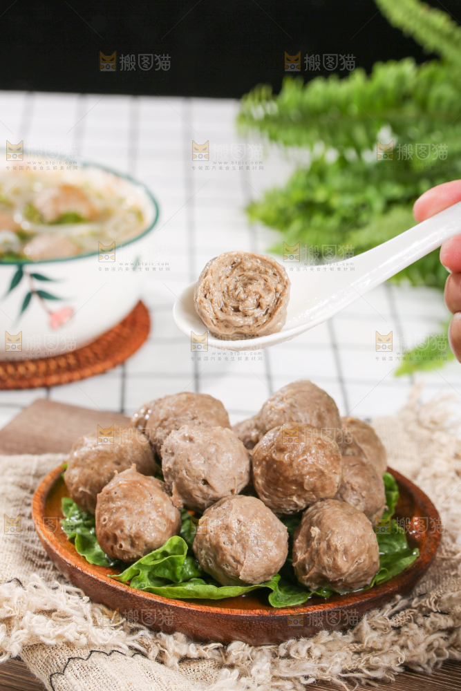 浅底上的牛肉丸