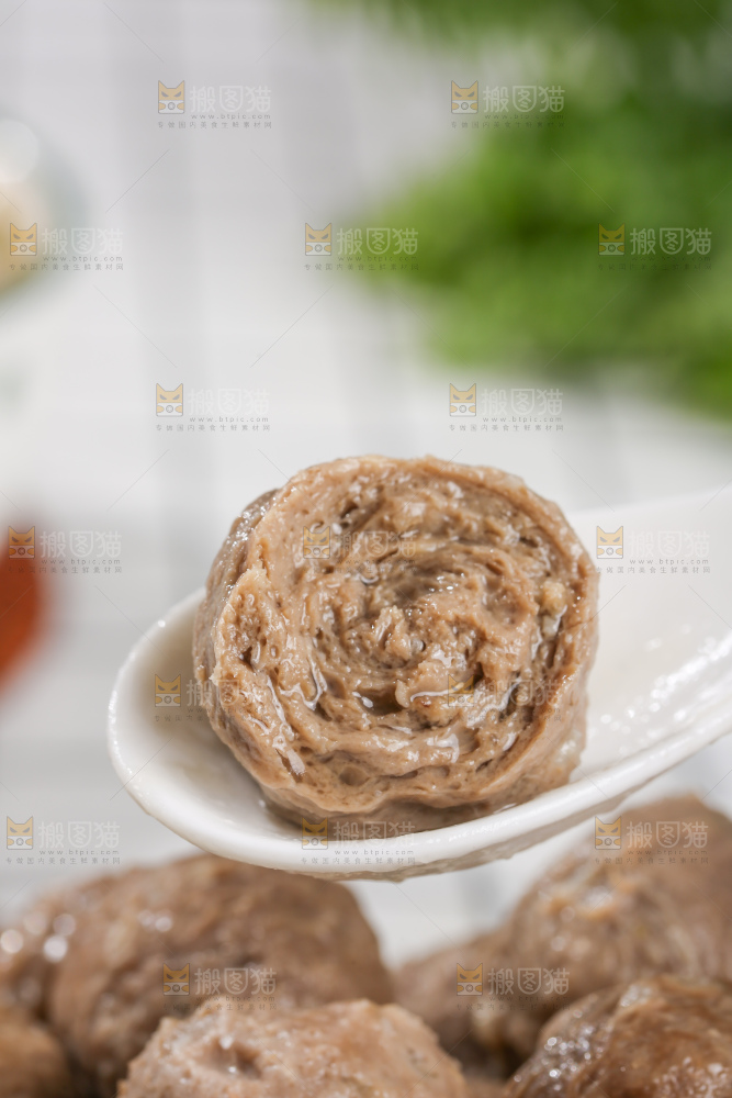 浅底上的牛肉丸