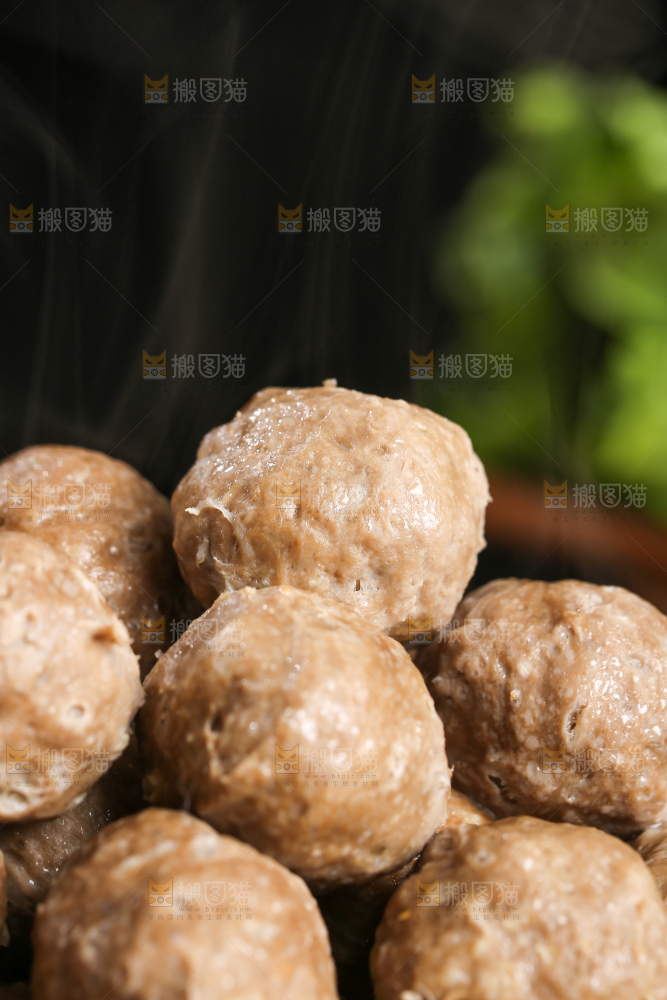 木底上的牛肉丸