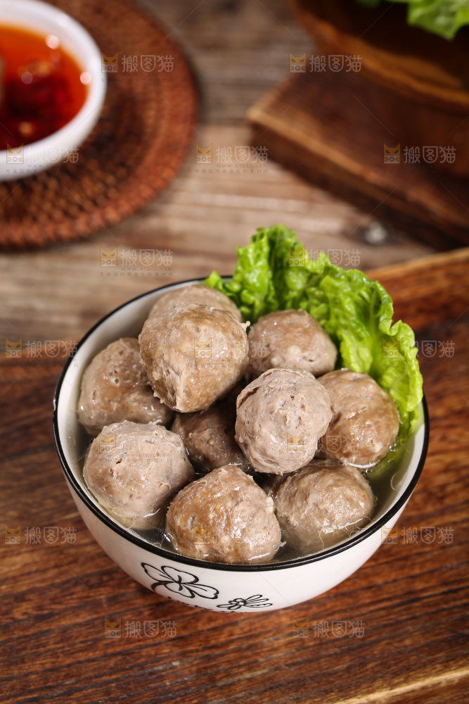 木底上的牛肉丸