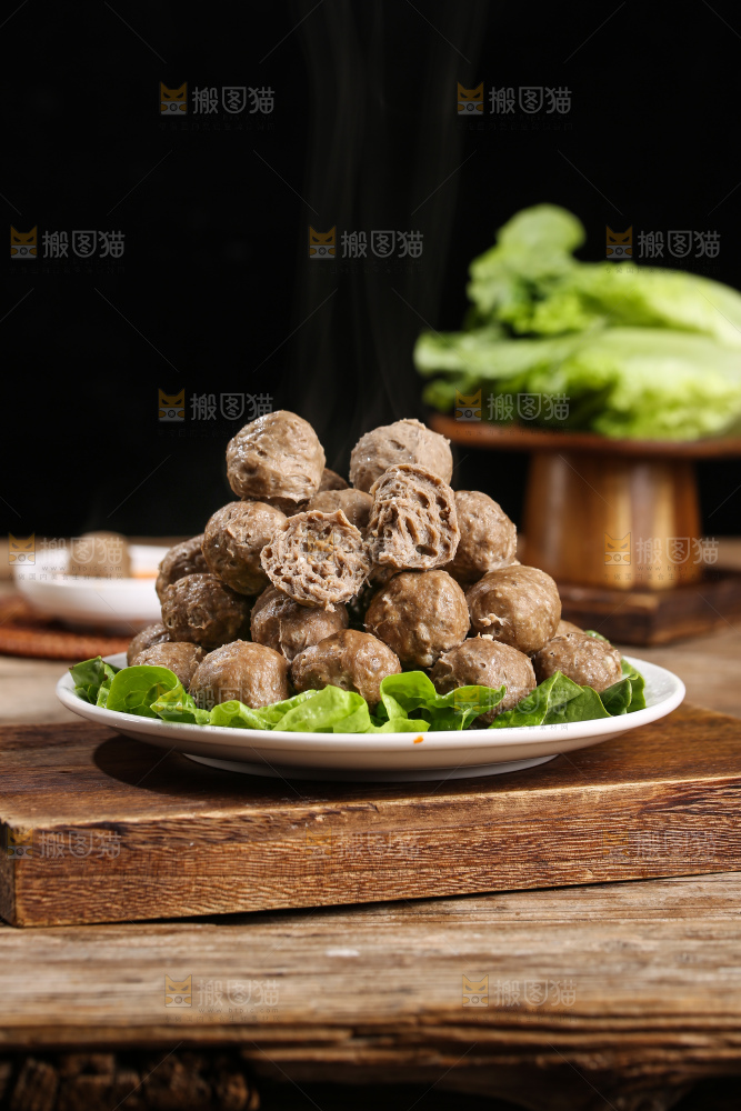 木底上的牛肉丸