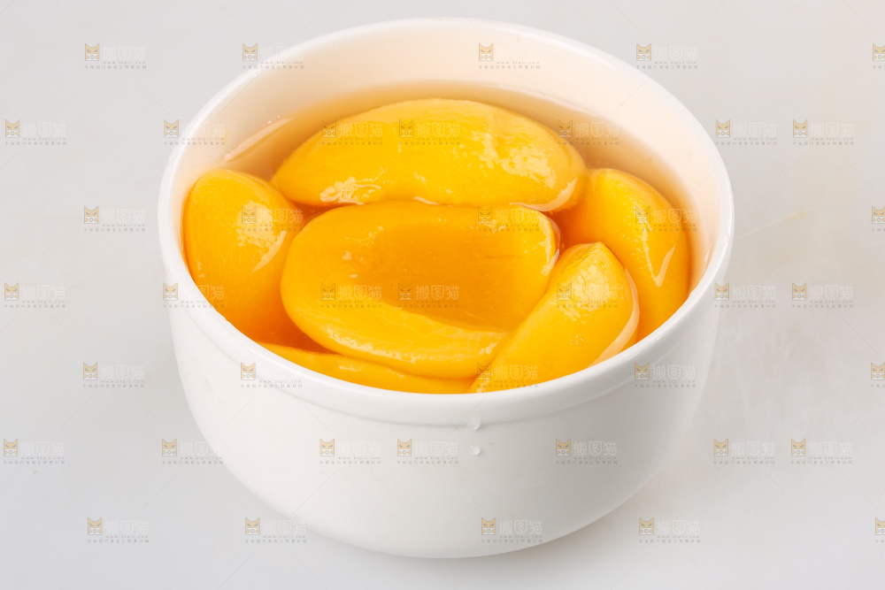 浅底上的黄桃罐头