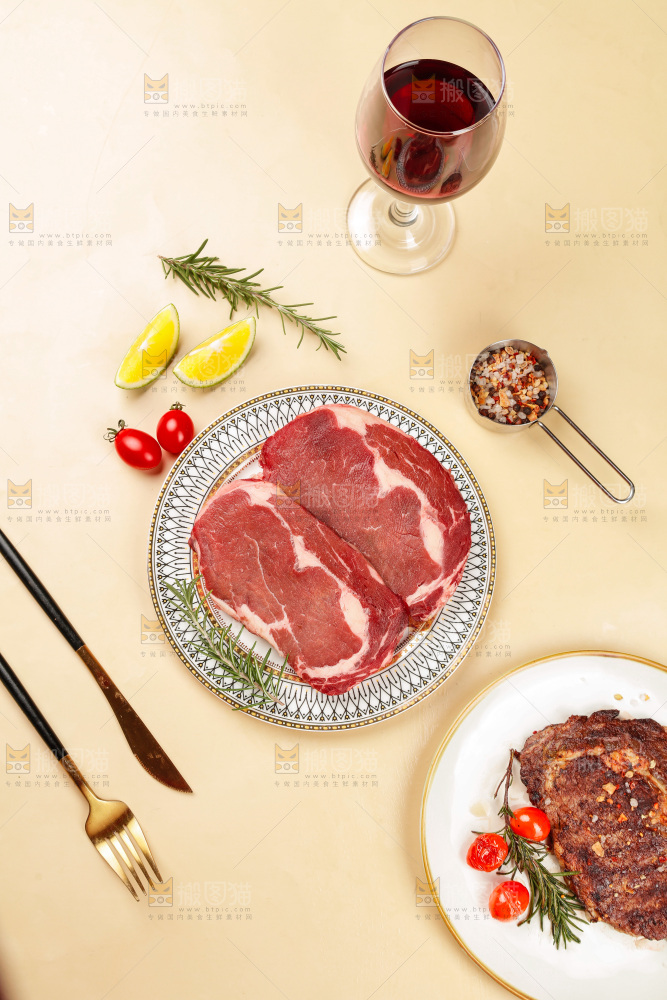 浅底上的新鲜牛排