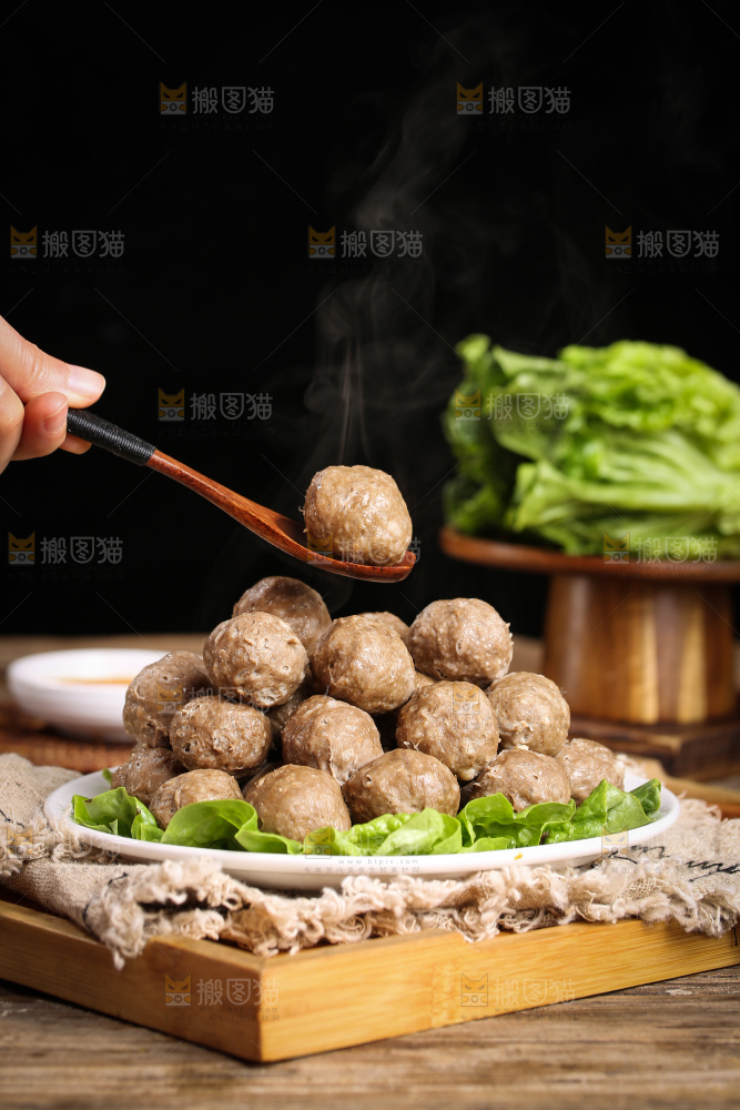 木底上的牛肉丸