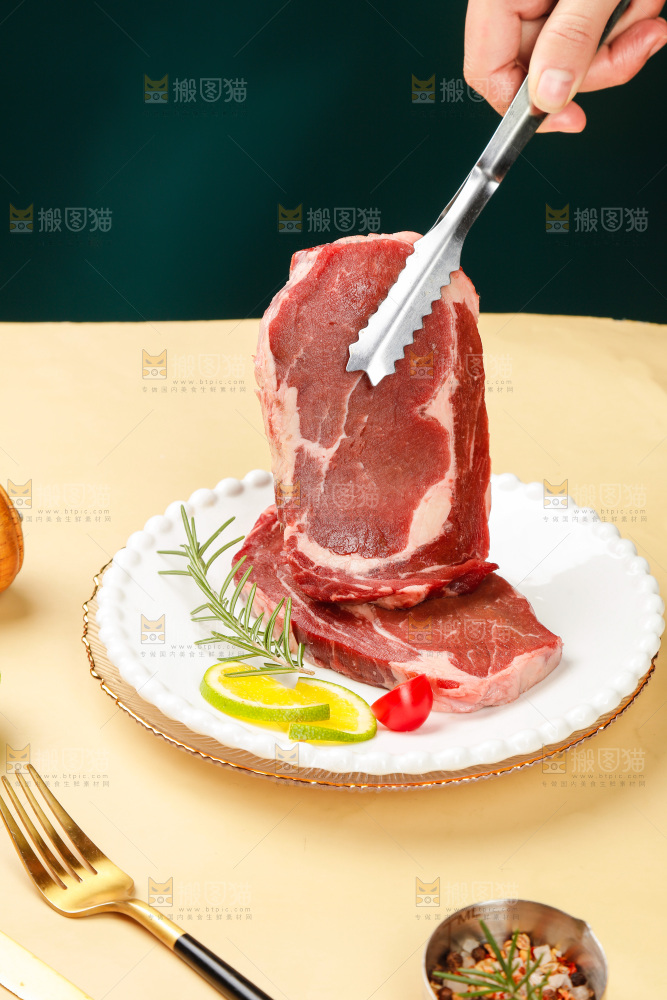 浅底上的新鲜牛排