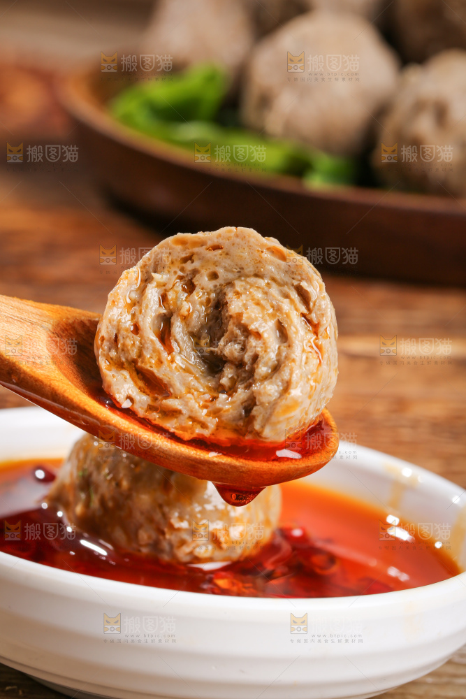 木底上的牛肉丸