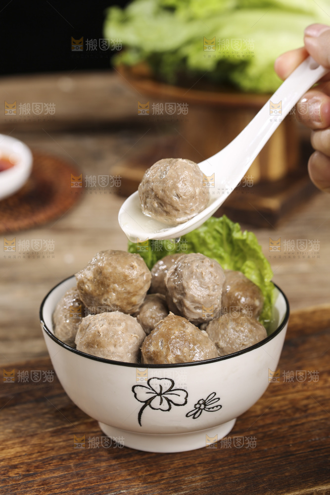 木底上的牛肉丸