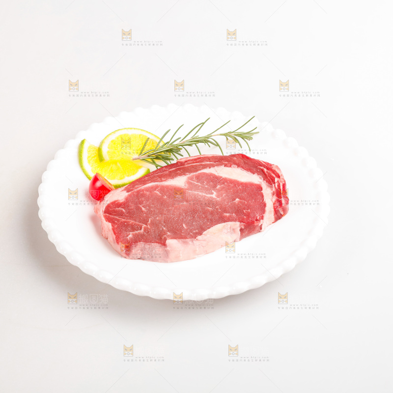 白底上的新鲜牛排
